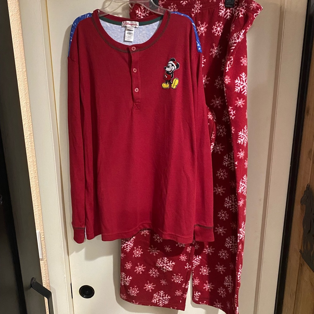 Disney Vintage Christmas Festive Red and Blue Pajama Set men’s large.